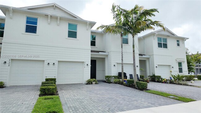 Building Photo - 4612 Hollister Ave