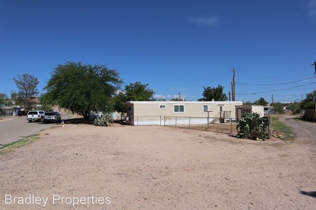 Building Photo - 2 br, 2 bath House - 693 E Lake Drive