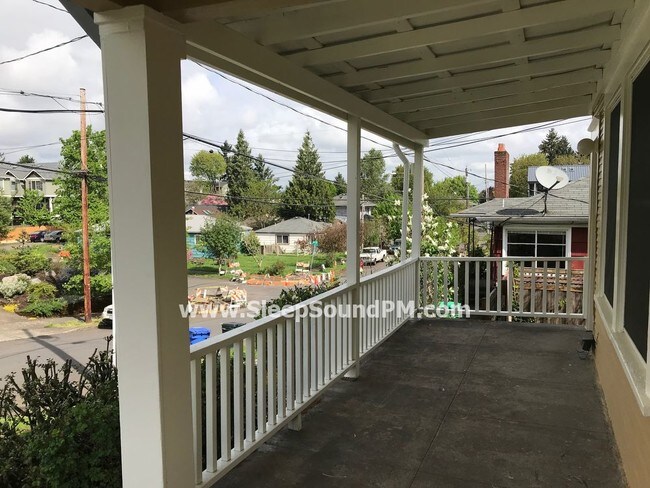 Building Photo - Lovely Two Bedroom Duplex with Office