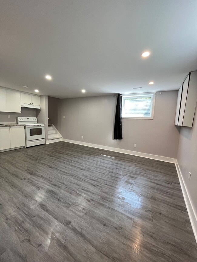 Building Photo - 95 Leaside Dr