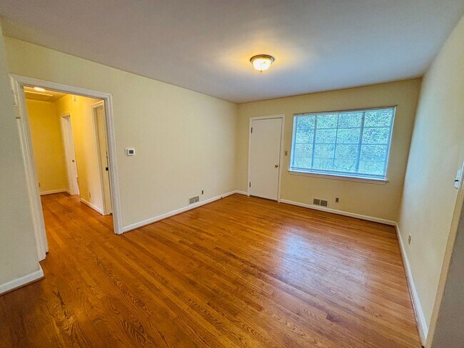 Building Photo - 3 Bedroom 1 Bath House
