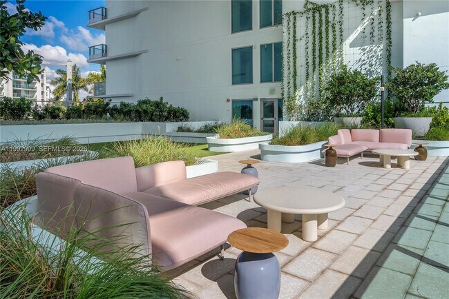 Foto del edificio - 9201 E Bay Harbor Dr