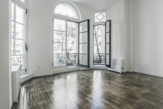 Building Photo - 40 E 68th St