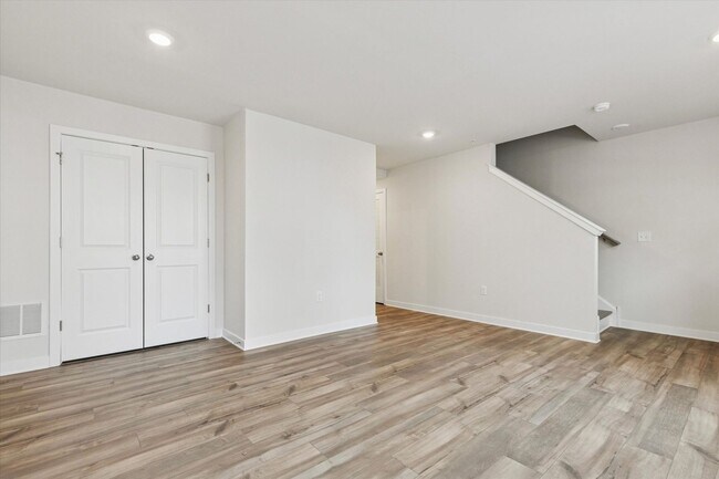 Foto del edificio - COMING SOON! Brand New River Pointe townhome with modern finishes, flexible living space, and a p...