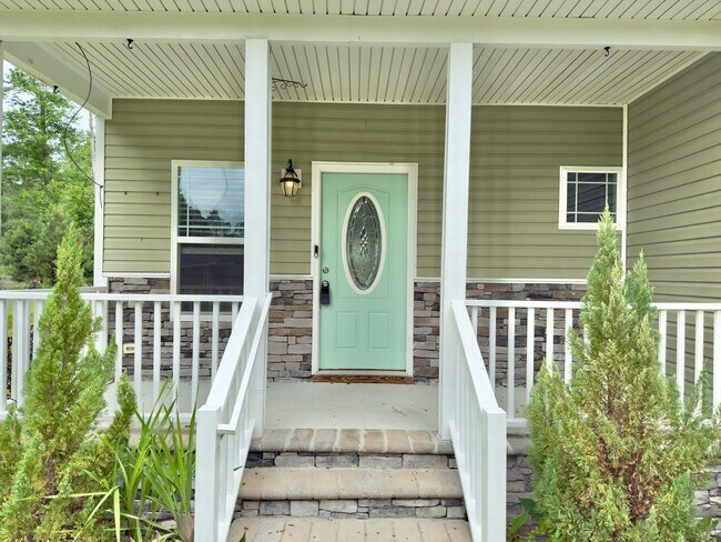 Building Photo - Newer Home