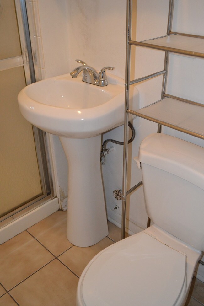 Foto del edificio - 2643 W Division St