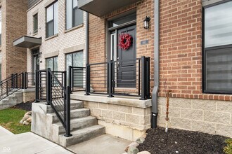 Building Photo - 661 Golborne St