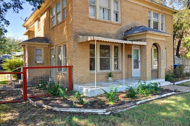 Foto del edificio - Near Southside Downstairs Duplex