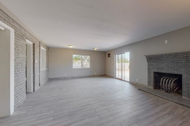 Foto del edificio - UPTOWN RENOVATED 3 Bedroom 2 Bath with garage