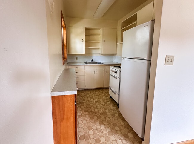 Kitchen - Brentwood Apartments
