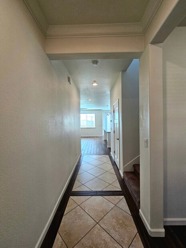 Building Photo - 8112 Avanti Dr
