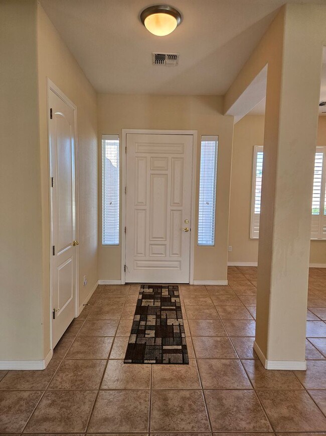 Foto del edificio - MOVE IN SPECIAL- 1st 2 WEEKS FREE-Beautiful and Stately home available in an active 55+ Community
