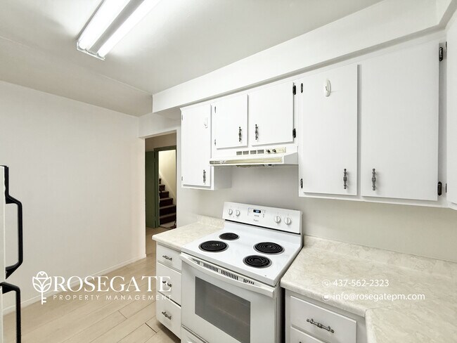 Photo du bâtiment - Pet-Friendly 2-Bedroom Apartment with Parking, Ensuite Laundry & Deck in East York