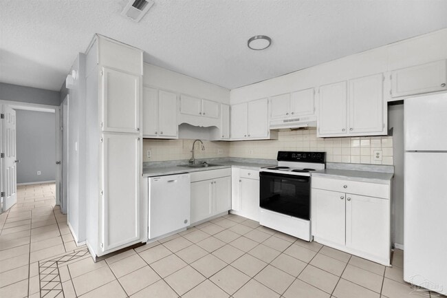 Building Photo - 3353 Green Briar Cir