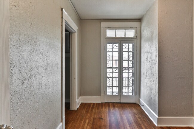 Foto del edificio - 5956 McPherson Ave