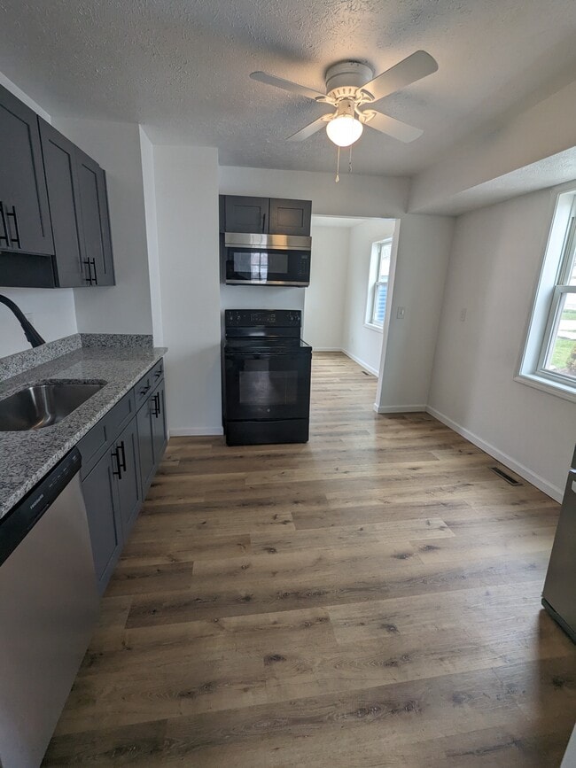 Building Photo - 1327 E 359th St