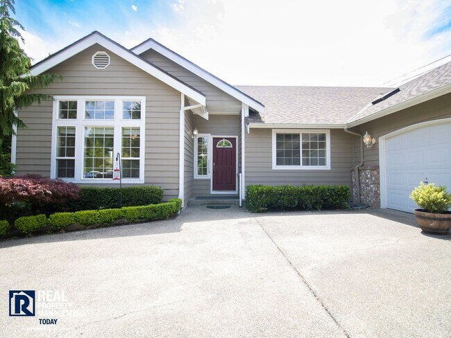Foto del edificio - Beautiful 4BR Home Near Orting with Large Yard, Oversized Garage & A/C