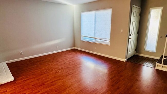 Building Photo - Charming 3BR/1.5BA Townhouse in Pleasanton...