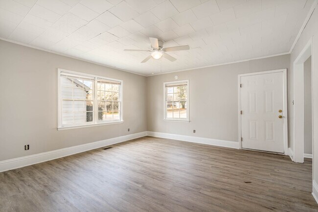Building Photo - 617 W Garrison Blvd
