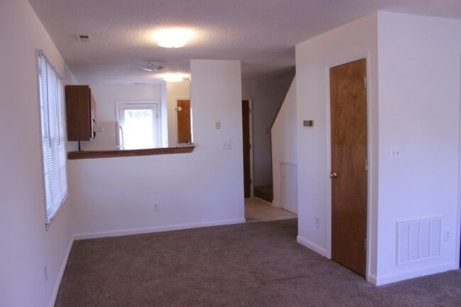 Building Photo - North Raleigh Townhouse Convenient to Scho...
