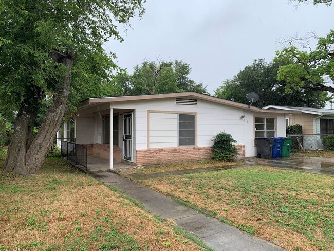Building Photo - HUGE YARD