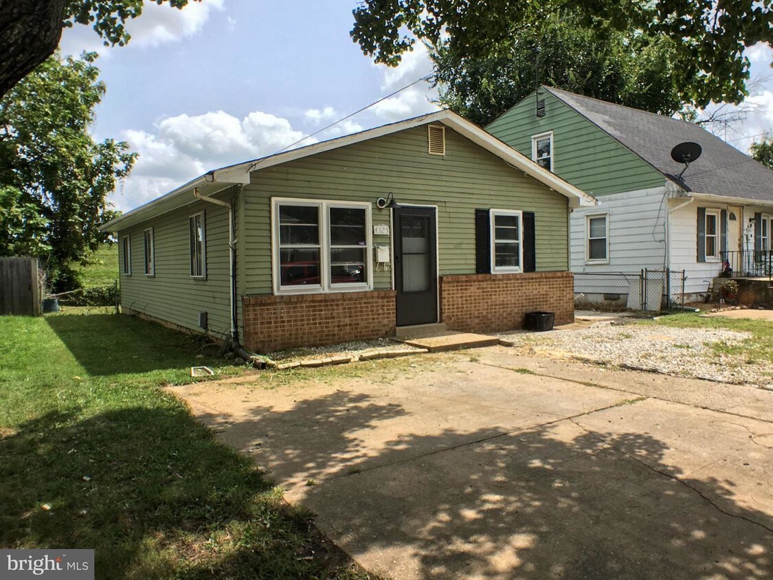 Foto principal - 4323 Lawrence St
