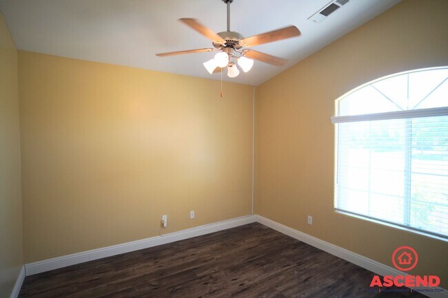 Building Photo - Charming Home in Campus Park!