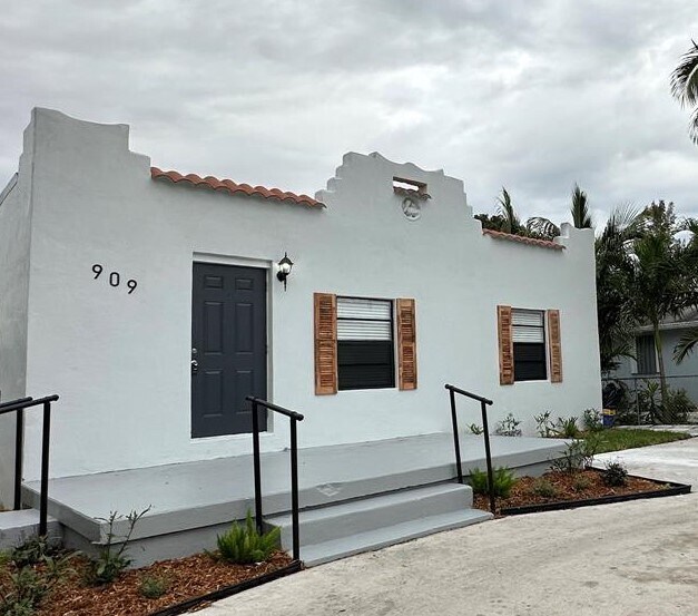 Building Photo - 909 N F St