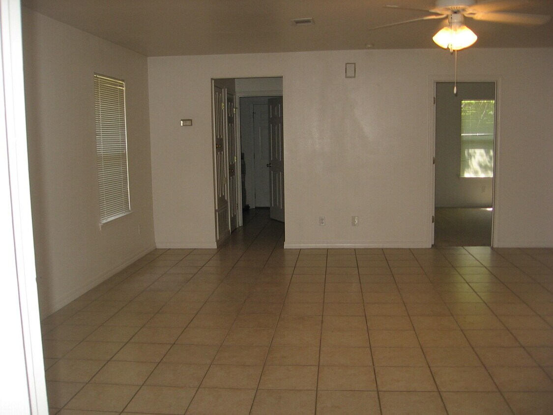 210 Classic Manor Ct, Fort Walton Beach, FL 32548 Room for Rent in