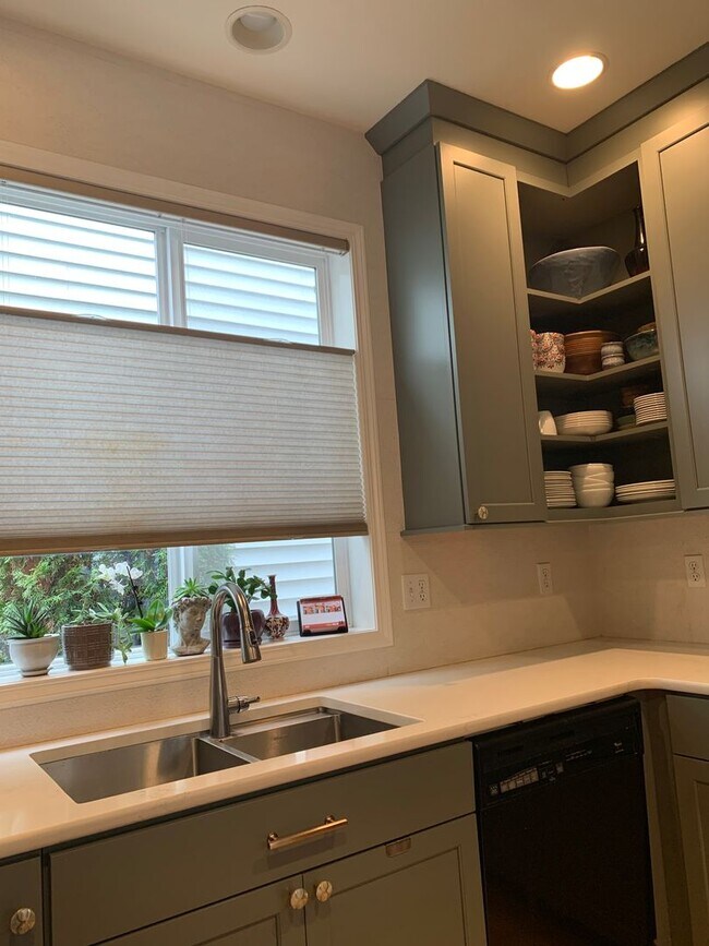 Building Photo - Available Now!! 3 bedroom ~ 2.5 bath House...
