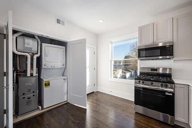 Building Photo - 3257 N Hamlin Ave