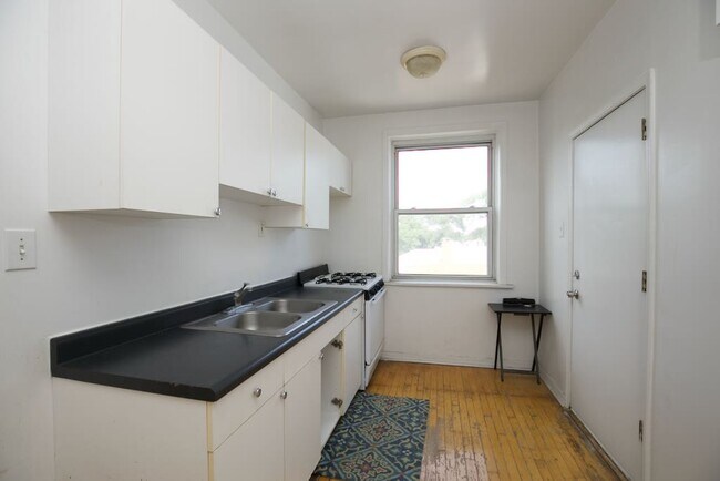 Building Photo - 3038 W Wellington Ave