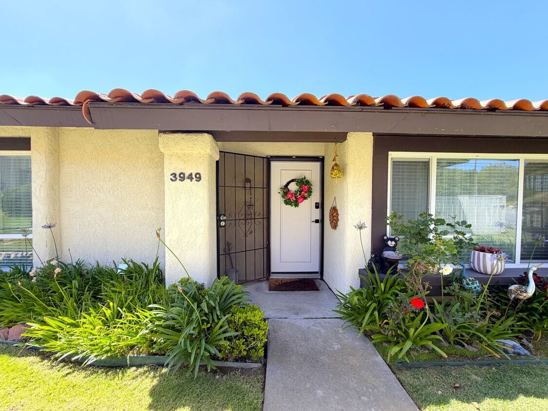 Foto del edificio - Beautifully Updated Vandenberg Village Townhome