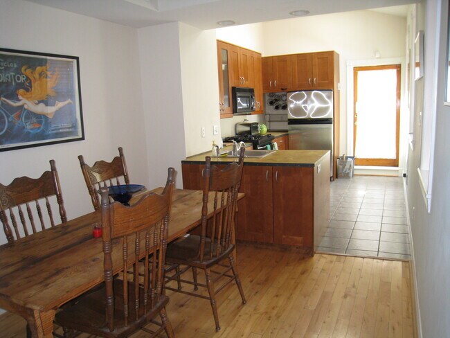 Kitchen / Breakfast Area - 2222 Gough St