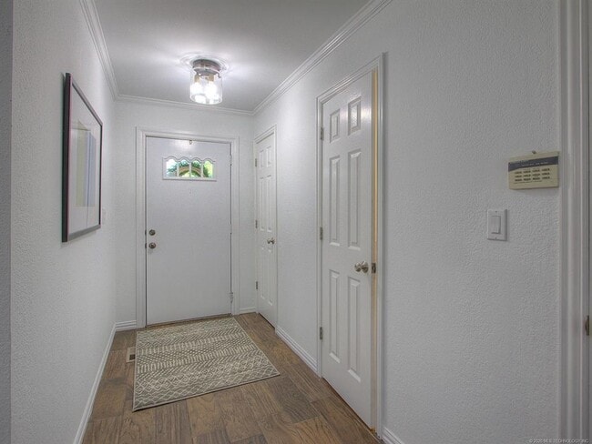 Building Photo - 6213 S Yorktown Ave