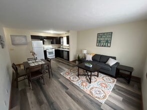 Building Photo - 213 Stonewall Ct