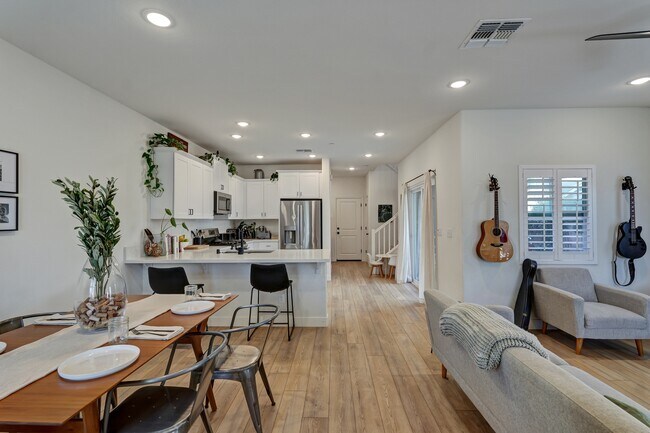 Building Photo - 1213 Rojo St