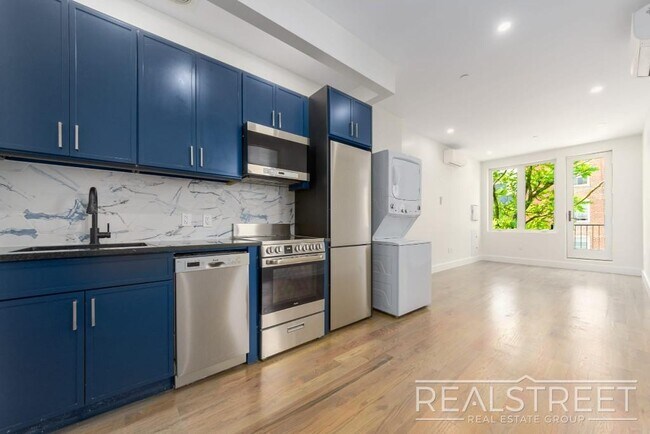 Foto del edificio - 1734 Nostrand Ave