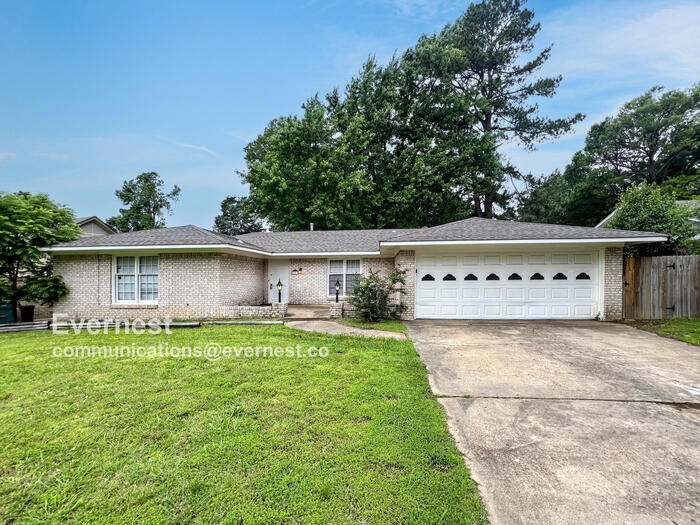 Foto principal - Beautiful 4-Bedroom Home with Spacious Liv...