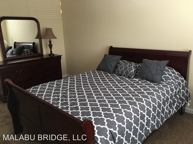Building Photo - 828 Malabu Dr
