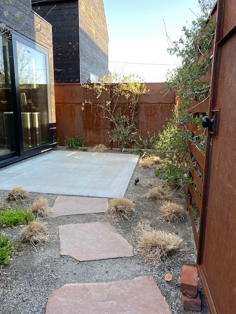 private landscaped patio - 3835 N High St