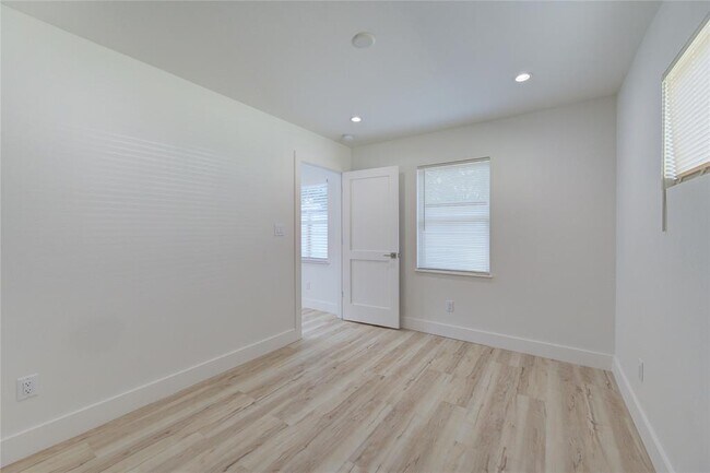 Building Photo - 7318 La Salette St