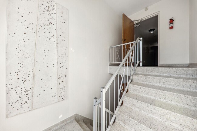 Foto del edificio - 7055 Hampton Ave