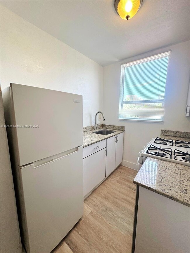 Foto del edificio - 676 SW 2nd St