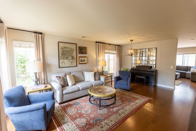 Building Photo - Gorgeous upgraded 4 bed 2.5 bath 2,216 sqf...