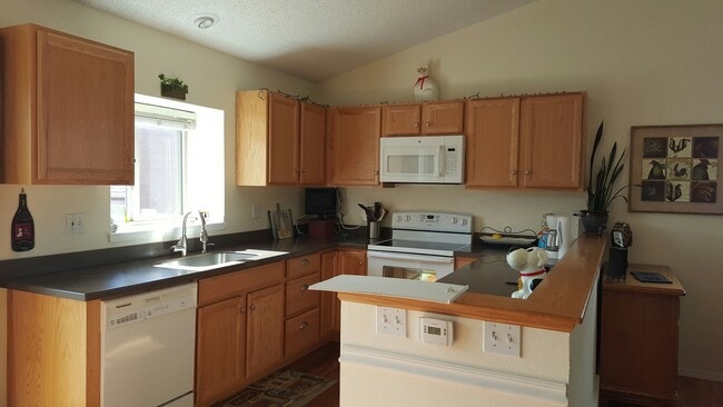 Building Photo - Wonderful 4 bedroom Home in District #20