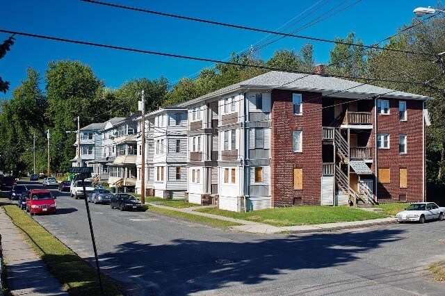 Foto del edificio - 28-32 Lucretia Ave