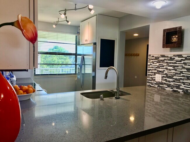 Foto del edificio - 6097 Balboa Cir