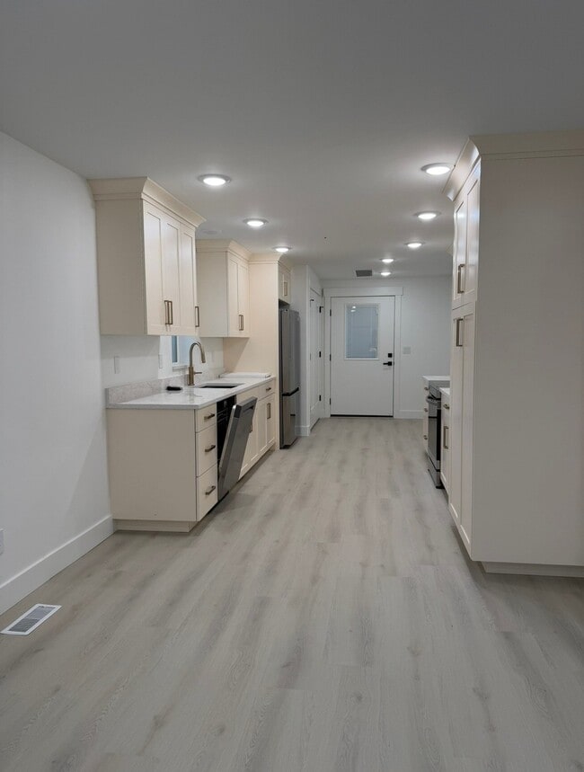 Building Photo - 266 S 1400 W