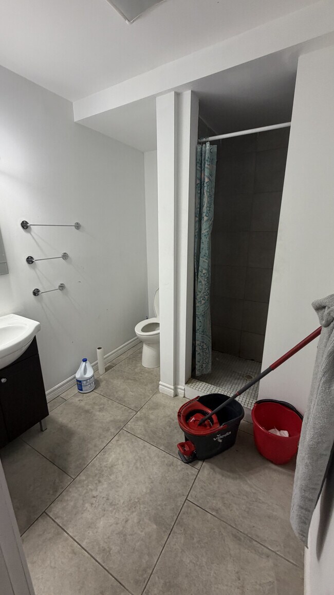Building Photo - Spacious 4 Bedrooms apartment for rent